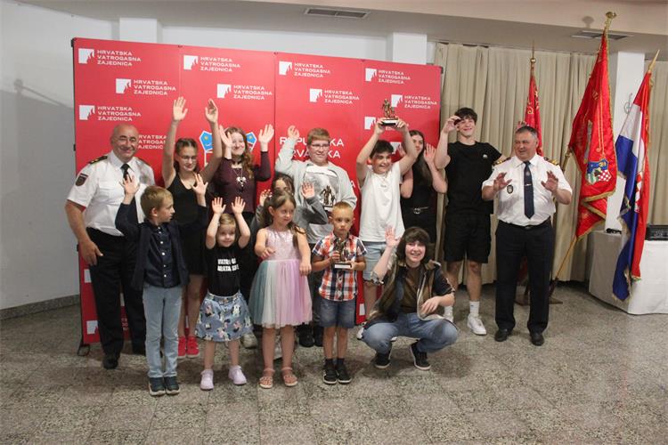 Slika /slike/HVZ-svecana dodjela nagrada (2).JPG